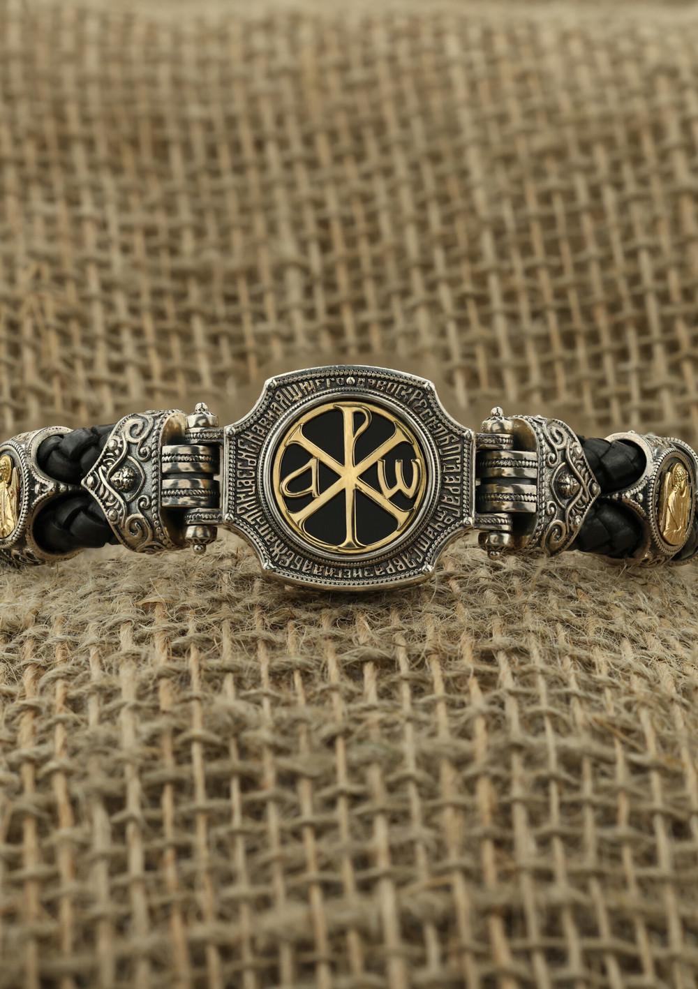 Браслет из серебра и золота c кожаным шнурком и ониксом