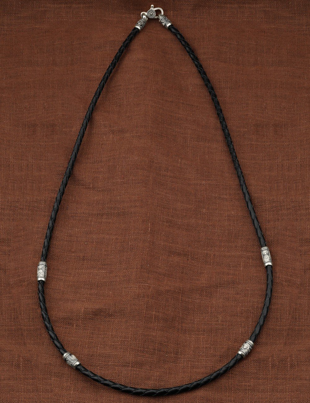 Гайтан из белого золота c кожаным шнурком