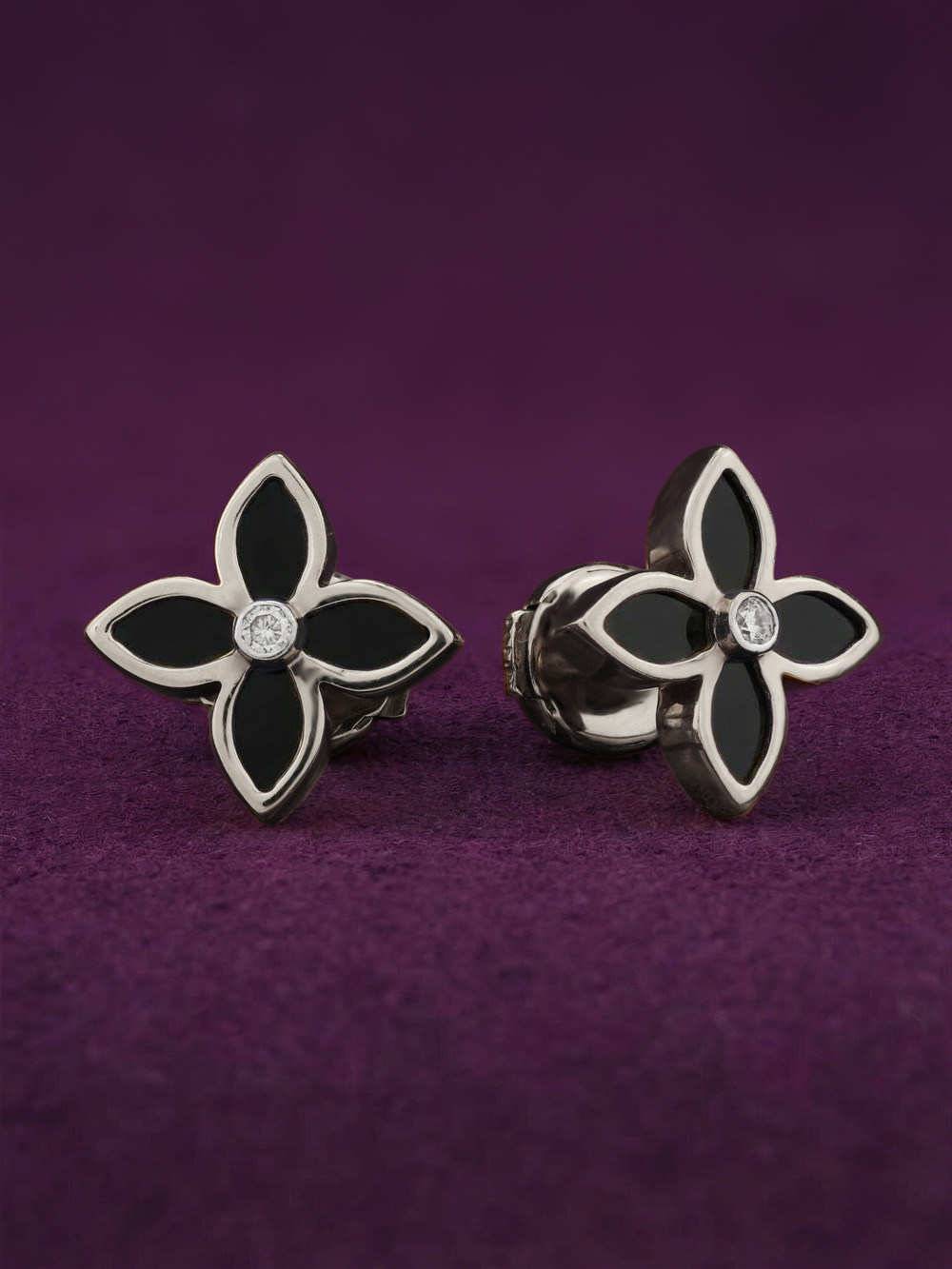 Серьги из белого золота c бриллиантами и ониксом