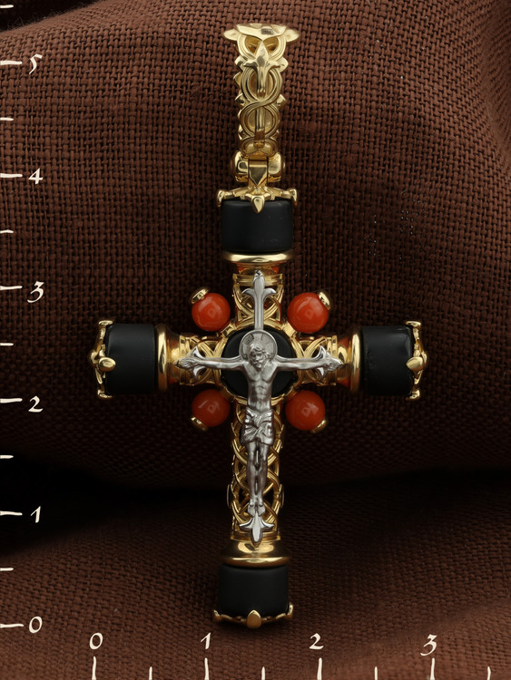 Крест из лимонного золота c ониксом и кораллом
