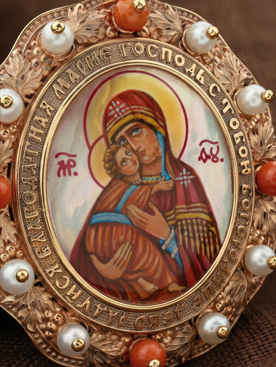 Образок из золота c эмаль , жемчугом, кораллом и перламутром