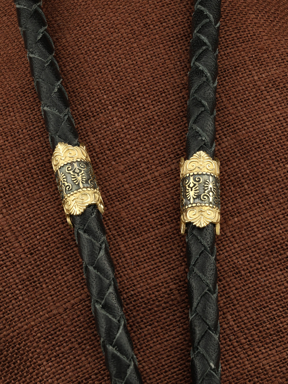 Шнурок кожаный из лимонного золота c кожаным шнурком