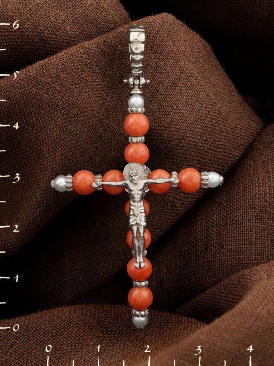 Крест из белого золота c жемчугом и кораллом