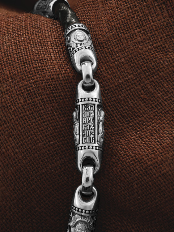 Браслет из белого золота c кожаным шнурком