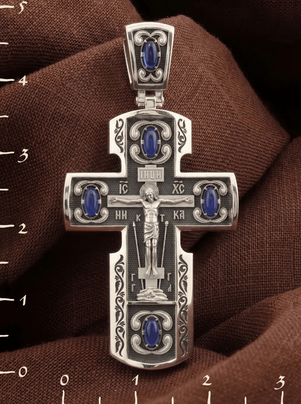 Крест из белого золота c эмаль и сапфиром