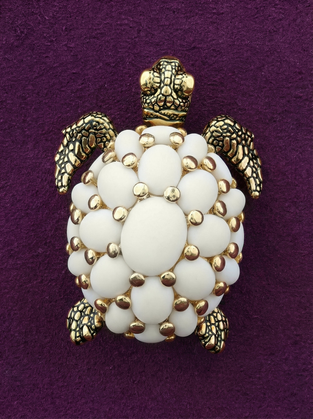 Брошь из лимонного золота c эмаль и бивнем мамонта