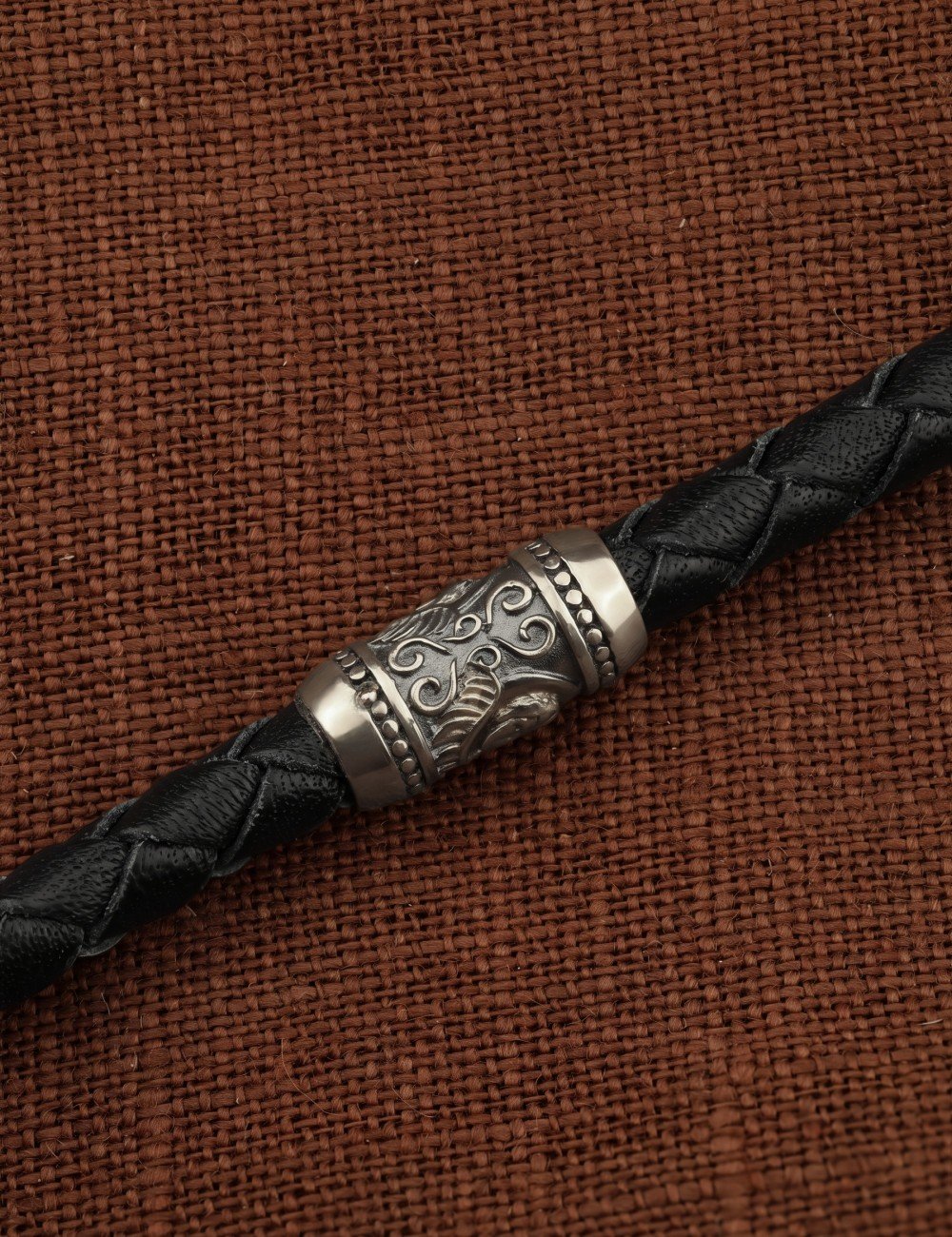 Гайтан из белого золота c кожаным шнурком