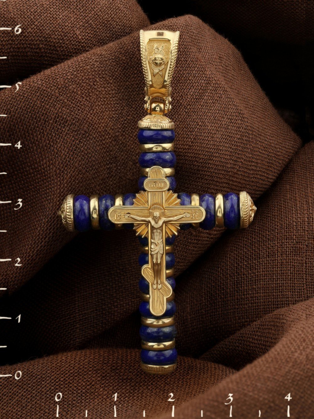 Крест из лимонного золота c лазуритом