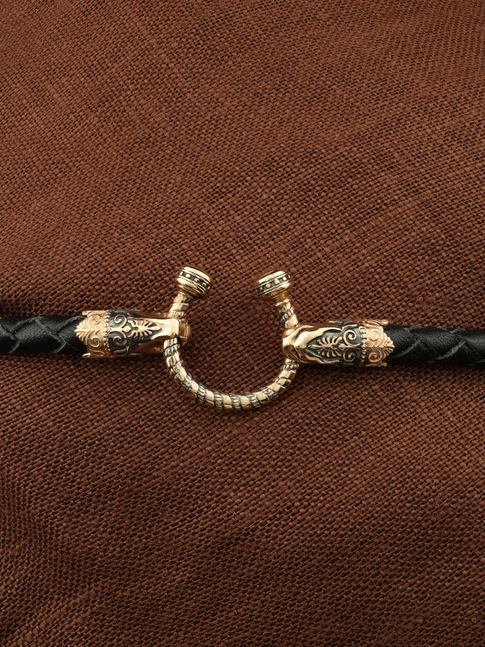 Шнурок кожаный из золота c кожаным шнурком