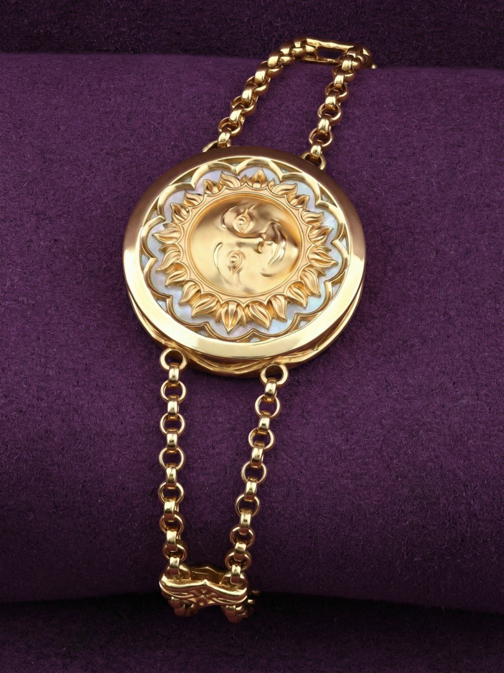 Браслет из лимонного золота c ониксом и перламутром